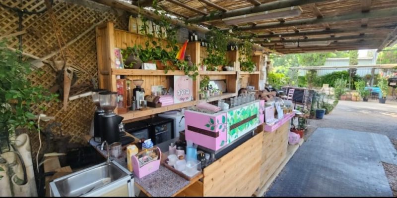 ברקה בר קפה: עגלת קפה בתוך משתלת שלומית