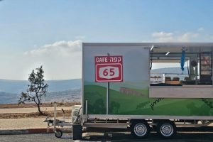 קפה 65: עגלת קפה במצפור ארבל כביש 65