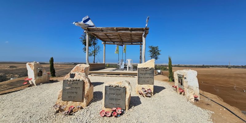 אנדרטת התצפיתניות ליד נחל עוז