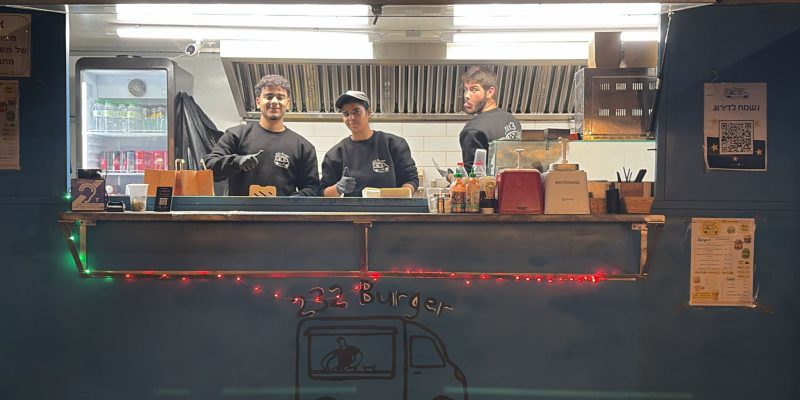 באדיבות בורגר 232 Burger: פודטראק עגלת המבורגר בקיבוץ מגן