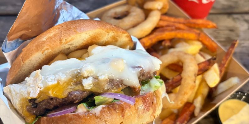 באדיבות בורגר 232 Burger: פודטראק עגלת המבורגר בקיבוץ מגן