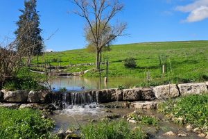 נחל זהורה: סכרוני נחל זהורה ובית המכשפה בשביל מגידו