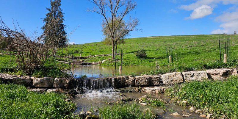 נחל זהורה: סכרוני נחל זהורה ובית המכשפה בשביל מגידו