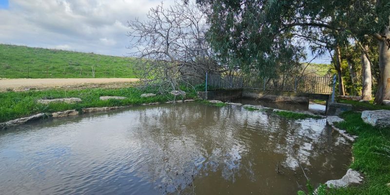 נחל זהורה: סכרוני נחל זהורה ובית המכשפה בשביל מגידו