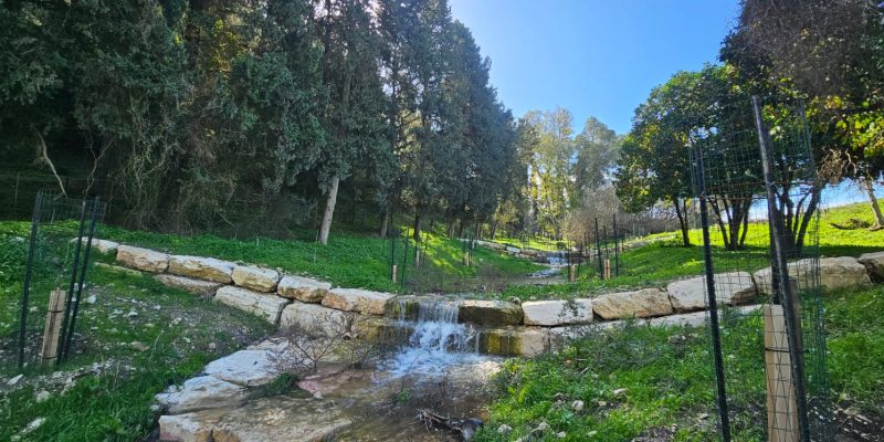 נחל זהורה: סכרוני נחל זהורה ובית המכשפה בשביל מגידו