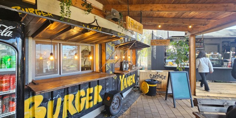 חצר יאנק: עגלת קפה ופודטראק במרכז תרבות מגדה עין השופט