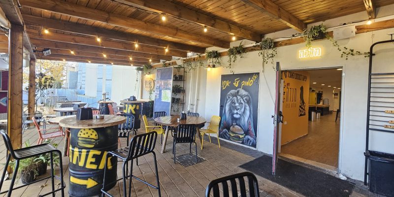 חצר יאנק: עגלת קפה ופודטראק במרכז תרבות מגדה עין השופט