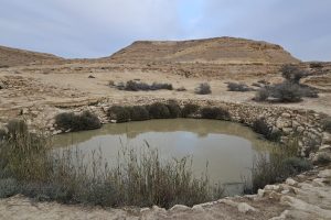 בור חמת: מסלול מדברי מרהיב וטיול מושלם ליד מצפה רמון