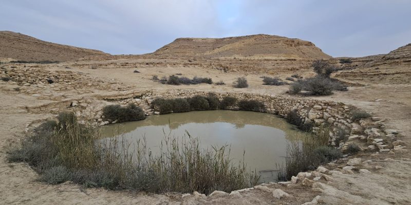 בור חמת: מסלול מדברי מרהיב וטיול מושלם ליד מצפה רמון