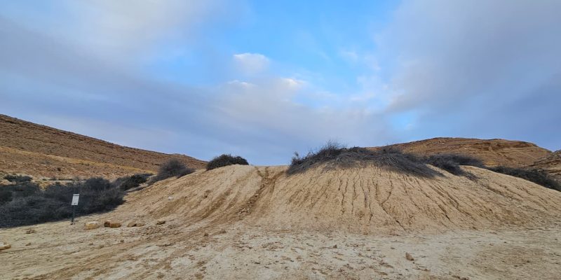 בור חמת: מסלול מדברי מרהיב וטיול מושלם ליד מצפה רמון