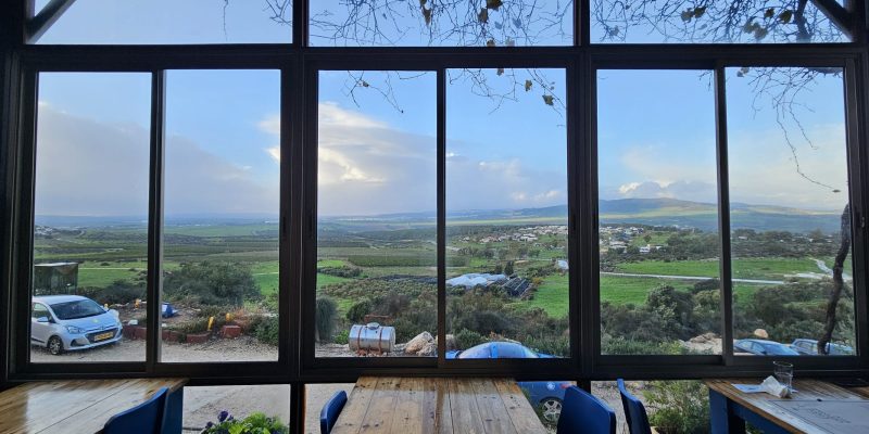 חוות התבלינים בגלבוע: מסעדה כפרית מול נוף עוצר נשימה