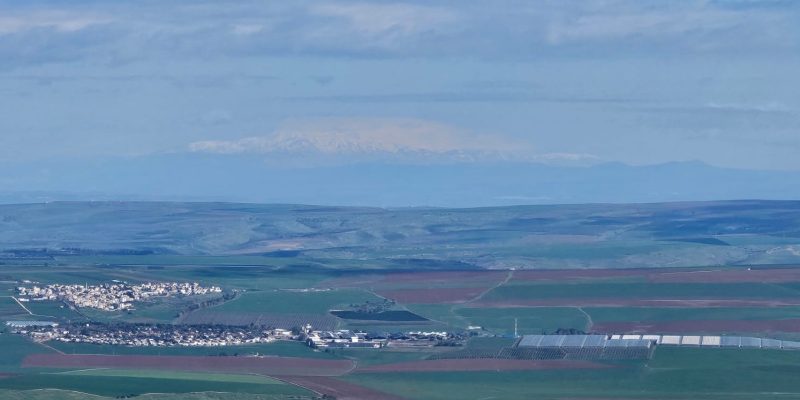 מבט צפונה - מרחוק רואים את החרמון