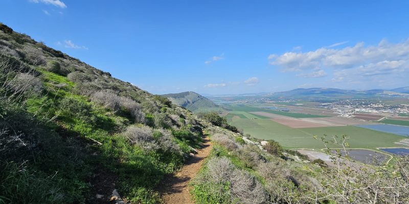 הליכה לצד מדרון ונוף עוצר נשימה