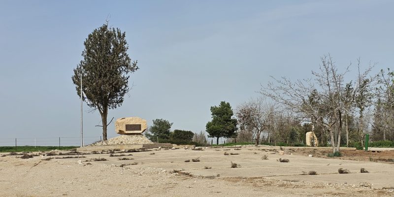 אנדרטת בית הקברות הצבאי הארעי בבארי