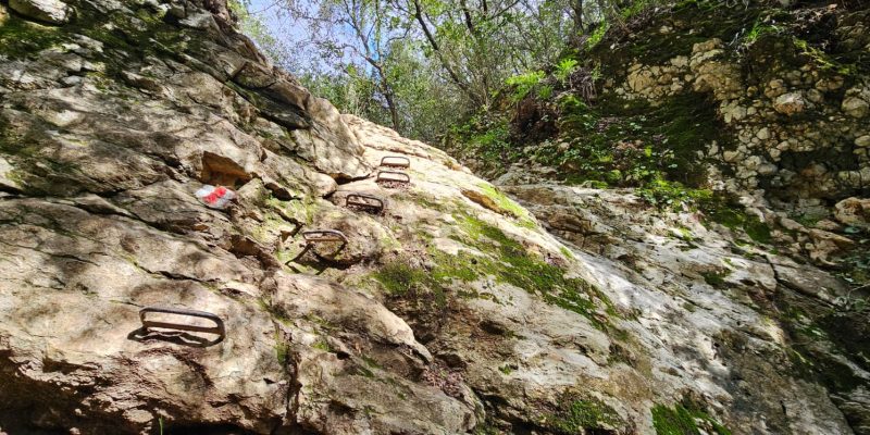 השביל האדום המוביל אל חרבת כרך ונחל רקפת