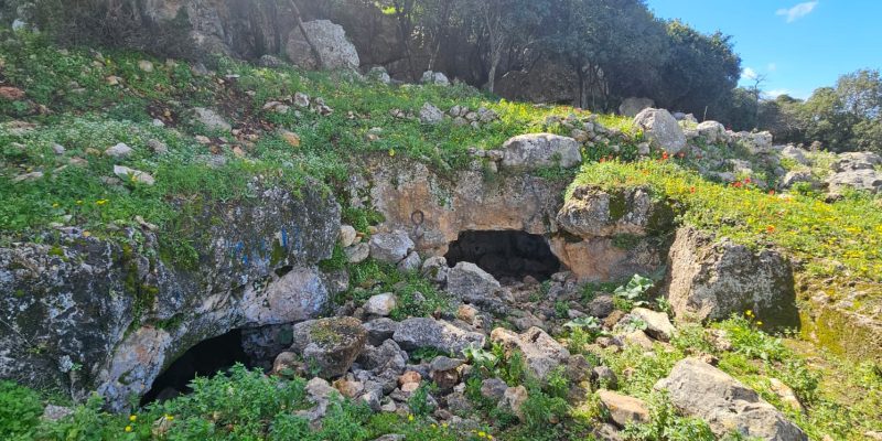 השביל האדום המוביל אל חרבת כרך ונחל רקפת