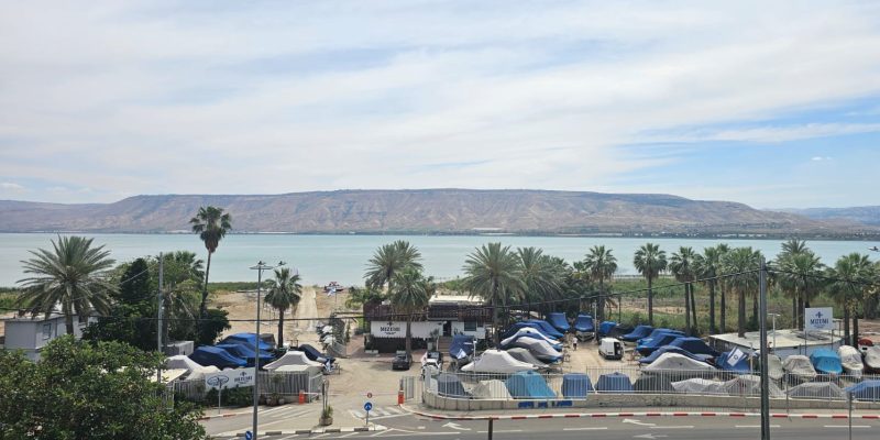 ארתור קפה: עגלת קפה מול נוף הכנרת והרי הגולן