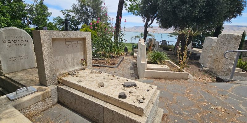 בית הקברות כנרת – אתר מורשת ותיירות בלב ההיסטוריה הציונית