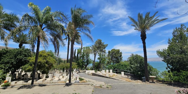 בית הקברות כנרת – אתר מורשת ותיירות בלב ההיסטוריה הציונית