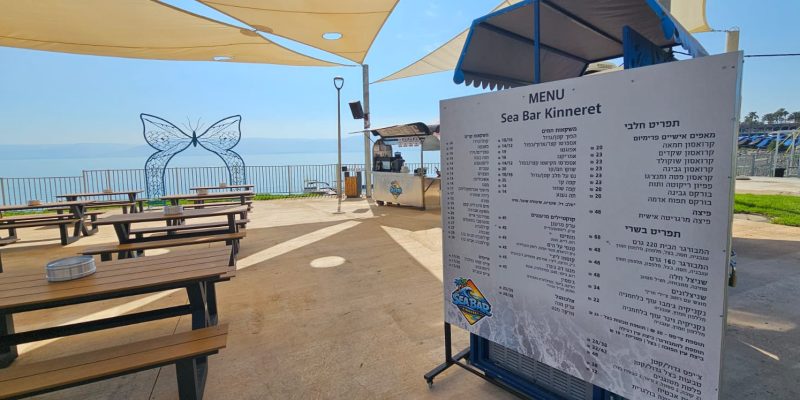 סי בר כנרת: מתחם פודטראק ועגלת קפה על שפת הכנרת