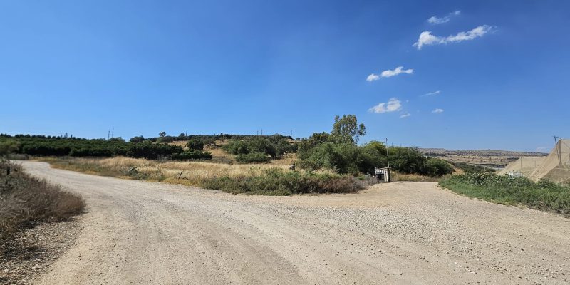 פניה שמאלה עם סימון הכחול ונפרדים משביל ישראל
