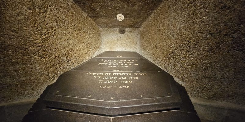 קברו של הברון רוטשילד בלב גני הנדיב