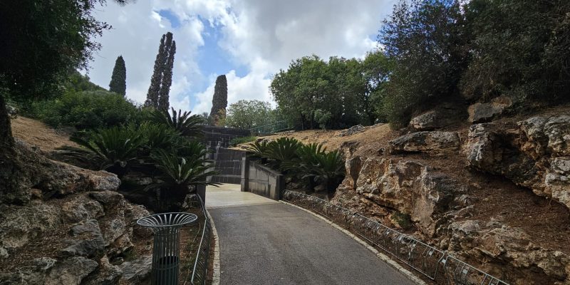הכניסה לקברו של הברון רוטשילד בלב גני הנדיב