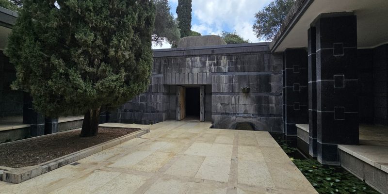 הכניסה לקברו של הברון רוטשילד בלב גני הנדיב