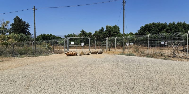 השער שממנו יוצאים אל המחלק בנחל דן