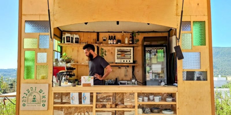 באדיבות: האיש והעגלה: עגלת קפה בצבעון