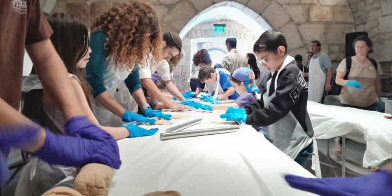 האפיית מצות באתרי מורשת צילום מצות בית אל