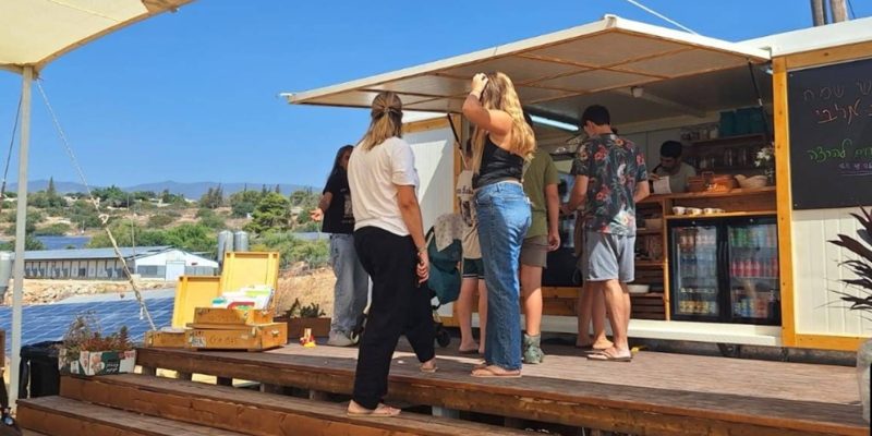 באדיבות אלבי קנטינה גינה: עגלת קפה בקיבוץ קדרים