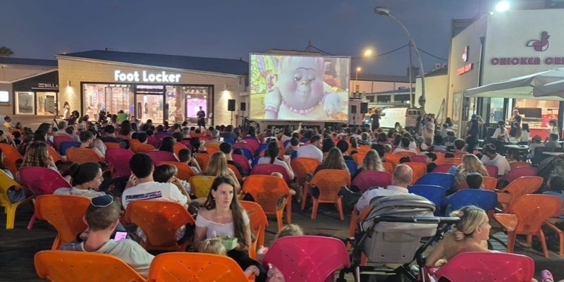 הקרנת סרטים מדובבים תחת כיפת השמיים בנמל תל אביב. צילום יחצ
