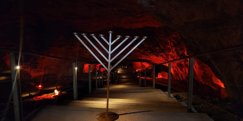 חנוכיה במערת צדקיהו צילום פמי