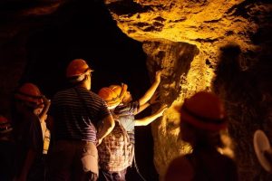 סיורי מנהרת הזמן במערת צדקיהו צילום פמי