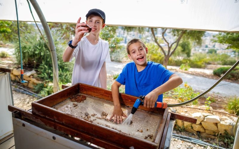 חוויה ארכיאולוגית לכל המשפחה בעמק צורים צילום אליהו ינאי